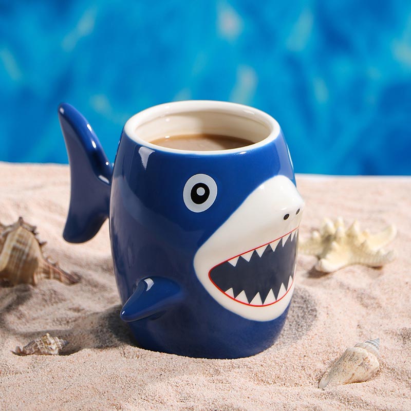 Blue 3D shark ceramic mug 450ml with tail detail on beach - Form Feast