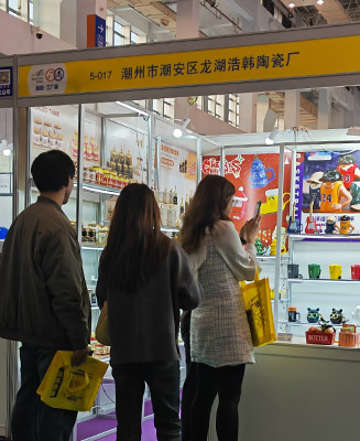 Business negotiation with overseas buyers at Ningbo ceramic exhibition - Form Feast