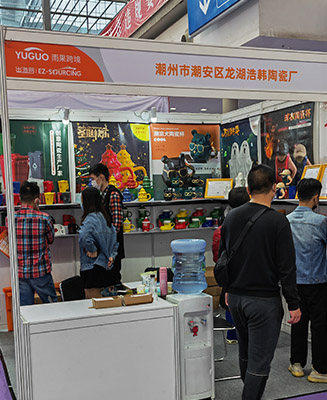 Cross-border trade show in Shenzhen - Form Feast team consulting with international clients